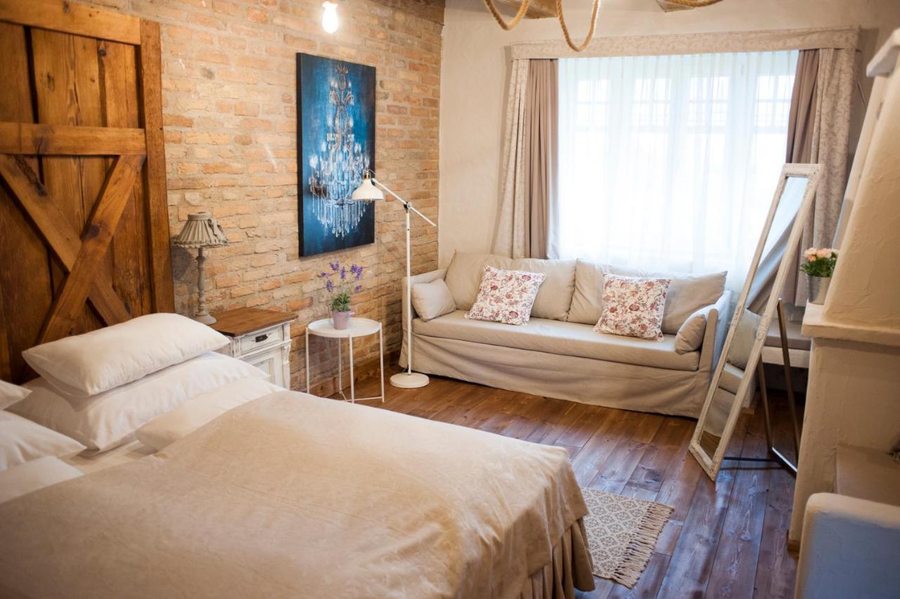 Pajta Apartman Es Vendeghaz Tata Exterior foto
